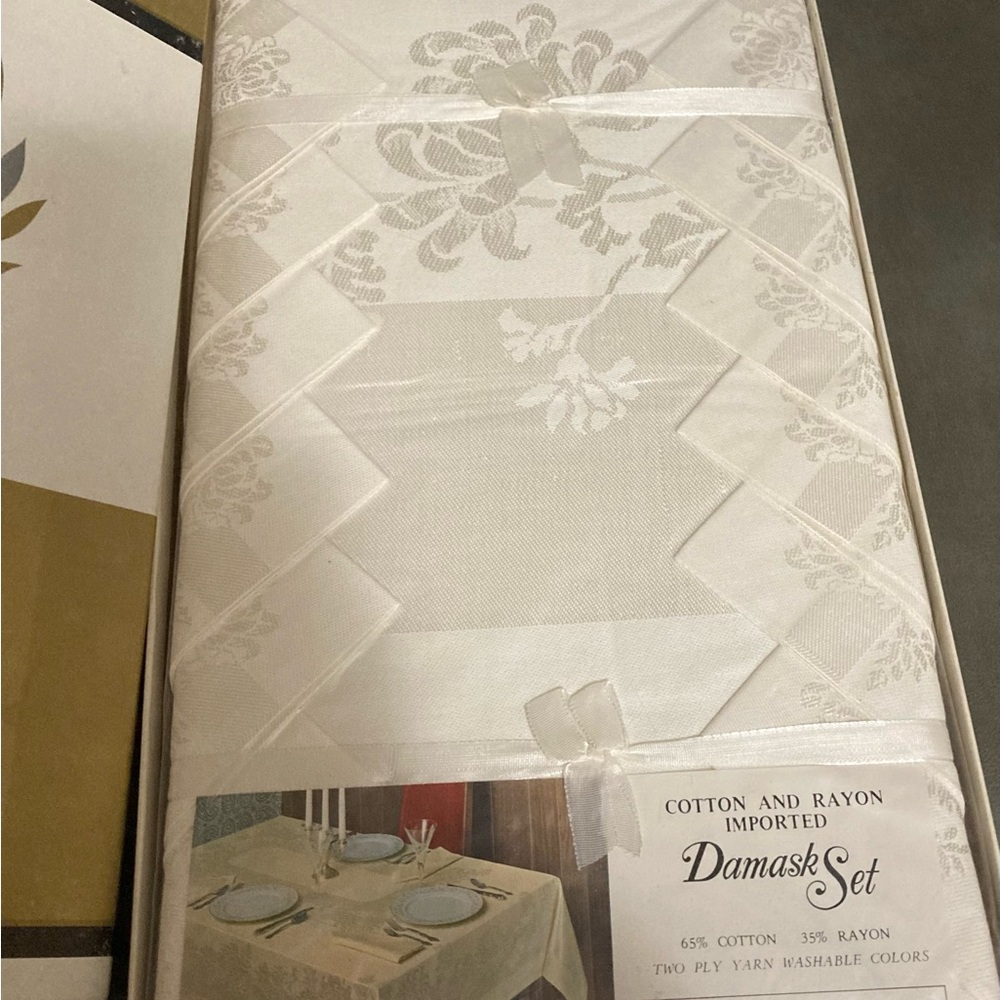 Elegant Damask Vintage Tablecloth and napkin set NWT 60X100
